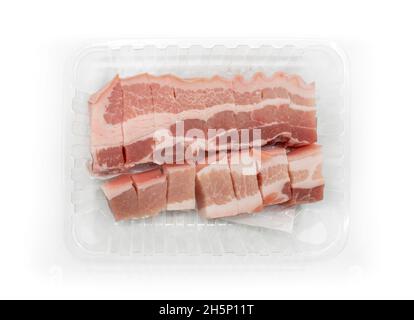 Draufsicht kleiner Schnitt von frischem Schweinebauch in einer gereinigten Plastikverpackung oder -Schale zum Verkauf im Supermarkt, close up image roher Schweinebauch, Fettlinie in Th Stockfoto