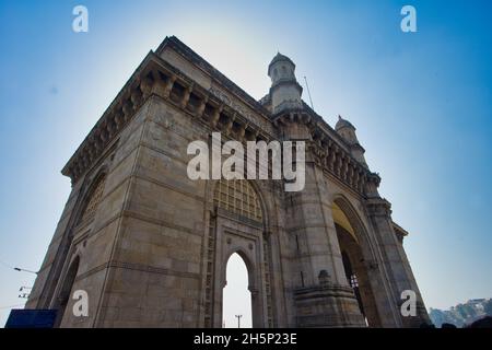Die Struktur ist ein Triumphbogen aus Basalt. Berühmte Touristenattraktionen. Das Gateway of India ist ein Bogen, der Anfang 20 in Mumbai, Indien, gebaut wurde Stockfoto