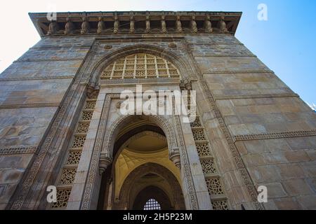 Die Struktur ist ein Triumphbogen aus Basalt. Berühmte Touristenattraktionen. Das Gateway of India ist ein Bogen, der Anfang 20 in Mumbai, Indien, gebaut wurde Stockfoto