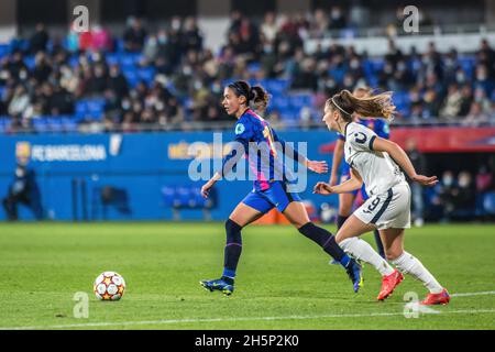 Barcelona, Spanien. November 2021. Aitana Bonmatí (L) vom FC Barcelona und Katharina Naschenweng (R) von Hoffenheim im Einsatz während des UEFA Women's Champions League-Spiels zwischen dem FC Barcelona Femeni und der TSG 1899 Hoffenheim Frauen im Johan Cruyff Stadium.Endstand; FC Barcelona Femeni 4:0 TSG 1899 Hoffenheim Frauen. Kredit: SOPA Images Limited/Alamy Live Nachrichten Stockfoto