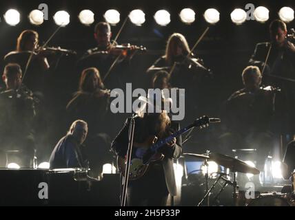 Nashville, Usa. November 2021. Chris Stapleton tritt am Mittwoch, den 10. November 2021, bei den 55. Jährlichen CMA Awards in der Bridgestone Arena in Nashville, Tennessee, auf. Foto von John Angelillo/UPI Credit: UPI/Alamy Live News Stockfoto