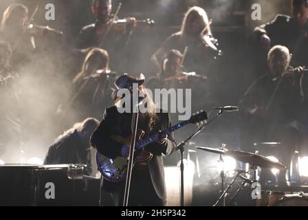 Nashville, Usa. November 2021. Chris Stapleton tritt am Mittwoch, den 10. November 2021, bei den 55. Jährlichen CMA Awards in der Bridgestone Arena in Nashville, Tennessee, auf. Foto von John Angelillo/UPI Credit: UPI/Alamy Live News Stockfoto