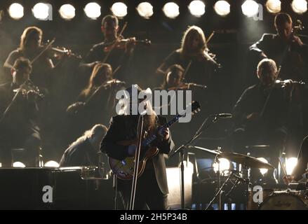 Nashville, Usa. November 2021. Chris Stapleton tritt am Mittwoch, den 10. November 2021, bei den 55. Jährlichen CMA Awards in der Bridgestone Arena in Nashville, Tennessee, auf. Foto von John Angelillo/UPI Credit: UPI/Alamy Live News Stockfoto