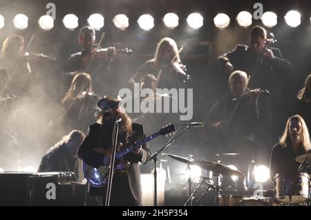 Nashville, Usa. November 2021. Chris Stapleton tritt am Mittwoch, den 10. November 2021, bei den 55. Jährlichen CMA Awards in der Bridgestone Arena in Nashville, Tennessee, auf. Foto von John Angelillo/UPI Credit: UPI/Alamy Live News Stockfoto