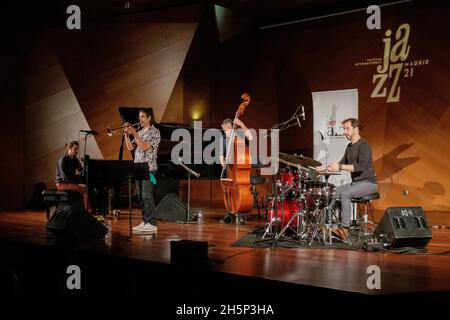 Madrid, Spanien. November 2021. Gonzalo del Val (Drums), Benet Palet (Trompete), David Mengual (Kontrabass) und Marco Mezquida (Klavier) beim Jazzkonzert von Gonzalo del Val Trio feat Benet Palet. Das Konzert im CentroCentro gehört zum Jazzfestival von Madrid 2021. (Foto von Alvaro Laguna/Pacific Press) Quelle: Pacific Press Media Production Corp./Alamy Live News Stockfoto