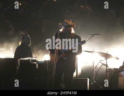 Nashville, Usa. November 2021. Chris Stapleton tritt am Mittwoch, den 10. November 2021, bei den 55. Jährlichen CMA Awards in der Bridgestone Arena in Nashville, Tennessee, auf. Foto von John Angelillo/UPI Credit: UPI/Alamy Live News Stockfoto