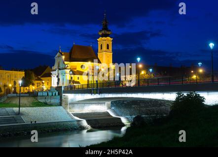 Blick auf die nächtlichen Straßen von Gyor ist ein farbenfrohes Wahrzeichen Ungarns Stockfoto