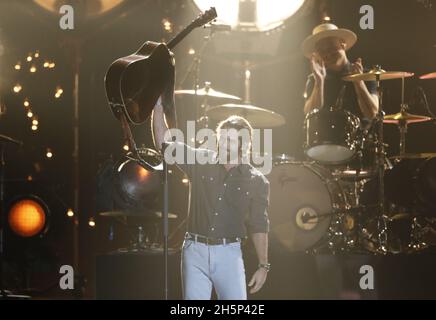 Nashville, Usa. November 2021. Thomas Rhett tritt am Mittwoch, den 10. November 2021, bei den 55. Jährlichen CMA Awards in der Bridgestone Arena in Nashville, Tennessee, auf. Foto von John Angelillo/UPI Credit: UPI/Alamy Live News Stockfoto