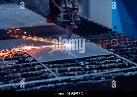 CNC-Plasma Schneiden Metall Eisen Material mit Funken, Industrie Hintergrund. Stockfoto