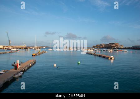 Blick vom Hafen auf Castle Cornet, St. Peter Port, Guernsey Stockfoto