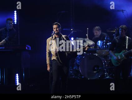 Nashville, Usa. November 2021. Luke Bryan tritt am Mittwoch, den 10. November 2021, bei den 55. Jährlichen CMA Awards in der Bridgestone Arena in Nashville, Tennessee, auf. Foto von John Angelillo/UPI Credit: UPI/Alamy Live News Stockfoto