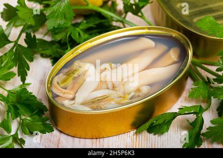 Konservierter natürlicher ensis mit Kräutern und Zitrone Stockfoto