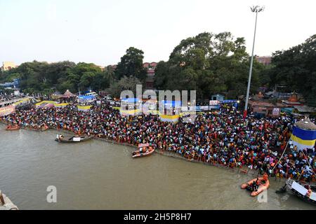 Neu-Delhi, Indien. November 2021. Hinduistische Anhänger versammeln sich, um während des Chhath Puja-Festivals am Ufer des Ganga-Flusses in Patna, Indien, am 10. November 2021, zu beten. Quelle: Str/Xinhua/Alamy Live News Stockfoto