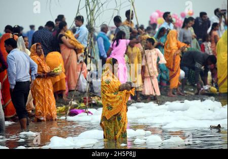 Neu-Delhi, Indien. November 2021. Ein hinduistischer Anhänger hält ein Gebet während des Chhath Puja Festivals am Ufer des Yamuna Flusses in Neu Delhi, Indien, am 10. November 2021. Quelle: Partha Sarkar/Xinhua/Alamy Live News Stockfoto