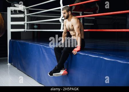 Boxen-Mann bereit zu kämpfen. Boxen, Training, Muskeln, Kraft, macht Stockfoto