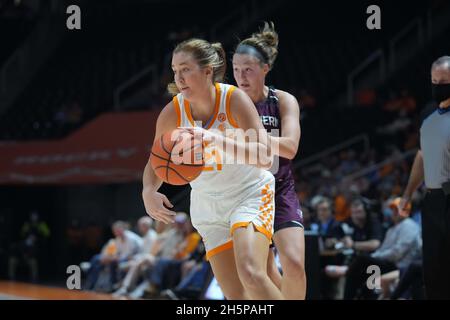 10. November 2021: Tess Darby #21 der Tennessee Lady Vols fährt während des NCAA-Basketballspiels zwischen den Freiwilligen der University of Tennessee Lady und den Salukis der Southern Illinois University in der Thompson-Boling Arena in Knoxville, TN, Tim Gangloff/CSM, zum Korb Stockfoto