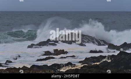 Starke Wellen brechen an der felsigen Küste von Vancouver Island, vom Wild Pacific Trail in Ucluelet, British Columbia, Kanada aus gesehen, mit Schaum im Wasser. Stockfoto