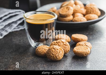 Amaretti-Kekse. Süße italienische Mandelkekse und Kaffeetasse auf Küchentisch. Stockfoto