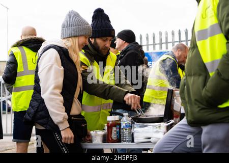 Stockton On Tees, Großbritannien. November 2021. Streikende Busfahrer und ihre Familienmitglieder kochen während des Streiks Sandwiches neben der Streikschnur vor ihrem Depot. Erster Tag der Busfahrer für den Streik in Stagecoach North East in Stockton, nachdem die Gespräche zwischen Unite the Union und dem Unternehmen zusammenbrachen. In Stockton-on-Tees und Hartlepool wurden Streiks abgehalten, nachdem die Gewerkschaft sagte, dass die Mitarbeiter weniger bezahlt wurden als die Kollegen in anderen Teilen der Region. (Foto von Jason Brown/SOPA Images/Sipa USA) Quelle: SIPA USA/Alamy Live News Stockfoto