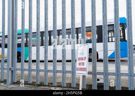 Stockton-on-Tees, Großbritannien. November 2021. Ein Plakat, das von streikenden Busfahrern verwendet wird, lehnt sich während des Streiks gegen den Zaun des Busdepots.erster Tag der Busfahrer für die Streikaktion Stagecoach North East in Stockton, nachdem Gespräche zwischen Unite the Union und dem Unternehmen zusammenbrachen. In Stockton-on-Tees und Hartlepool wurden Streiks abgehalten, nachdem die Gewerkschaft sagte, dass die Mitarbeiter weniger bezahlt wurden als die Kollegen in anderen Teilen der Region. (Bild: © Jason Brown/SOPA Images via ZUMA Press Wire) Stockfoto