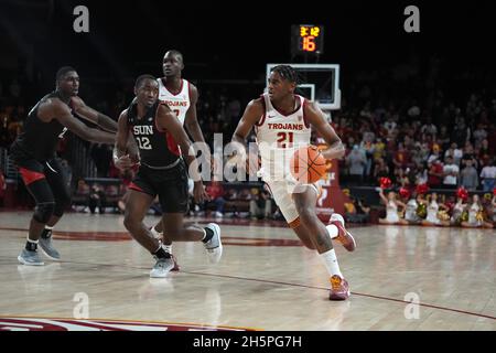 Der südkalifornische Trojaner Reese Dixon-Waters (21) wird von Marcel Stevens (12), dem Wachmann der Cal State Northridge Matadors, während eines Basketballspiels der NCAA am 9. November 2021 in Los Angeles verteidigt. USC besiegte CSUN 89–49. Stockfoto