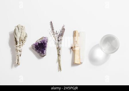 Palo Santo Stick mit Selenit, getrocknetem Salbei, Amethyst, Lavendel und Wahrsagerei Ball. Spirituell, Meditation, esoterische Lebensbalance Konzept. Stockfoto