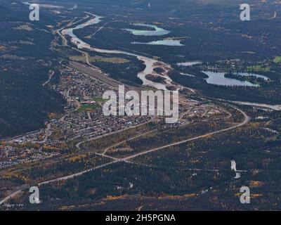 Luftaufnahme der Stadt Jasper, Alberta, Kanada, ein beliebtes Touristenziel in den Rocky Mountains, in der Herbstsaison mit Seen und dem Athabasca River. Stockfoto