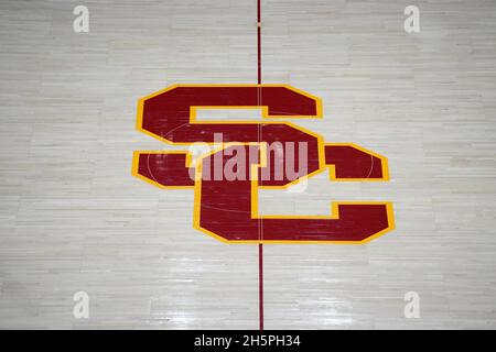 Eine detaillierte Ansicht des SC-Logos am Center Court im Galen Center, Dienstag, den 9. November 2021, in Los Angeles. Stockfoto