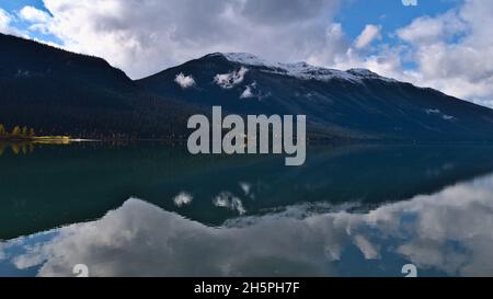 Blick auf den Moose Lake im Mount Robson Provincial Park, British Columbia, Kanada mit den schneebedeckten Gipfeln der Rocky Mountains, die sich im Wasser spiegeln. Stockfoto