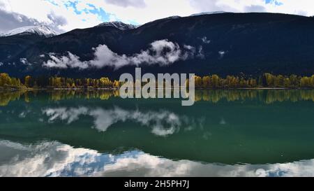 Wunderschöne Aussicht auf den Moose Lake im Herbst mit bunten Bäumen, die sich im ruhigen Wasser im Mount Robson Provincial Park, British Columbia, Kanada spiegeln. Stockfoto