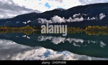 Schöner Blick auf den Moose Lake im Mount Robson Provincial Park, British Columbia, Kanada in den Rocky Mountains mit bunten Bäumen und bewölktem Himmel. Stockfoto