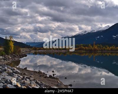 Blick über das südliche felsige Ufer des Moose Lake in der Herbstsaison in der Nähe des Yellowhead Highway in den Rocky Mountains in British Columbia, Kanada. Stockfoto