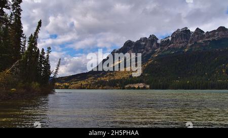 Schöner Blick auf den Yellowhead Lake im Mount Robson Provincial Park, British Columbia, Kanada, umgeben von Wäldern mit bunten Bäumen im Herbst. Stockfoto