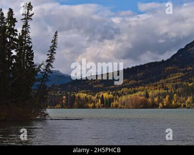 Schöner Blick auf den Yellowhead Lake in den Rocky Mountains mit farbenfrohem Wald im Hintergrund im Herbst im Mount Robson Provincial Park, Kanada. Stockfoto