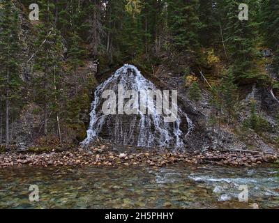 Wasserfall im felsigen Maligne Canyon im Jasper National Park, Alberta, Kanada, in den Rocky Mountains zwischen Wäldern in der Herbstsaison. Stockfoto