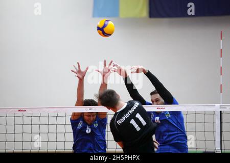 KHARKIV, UKRAINE - 10. NOVEMBER 2021 - das CEV Volleyball Challenge Cup 2022 Männer Spiel zwischen VSC Law Academy Kharkiv (blaues Kit) und VCA Amstetten Ni Stockfoto