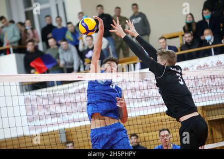 KHARKIV, UKRAINE - 10. NOVEMBER 2021 - das CEV Volleyball Challenge Cup 2022 Männer Spiel zwischen VSC Law Academy Kharkiv (blaues Kit) und VCA Amstetten Ni Stockfoto