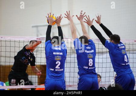 KHARKIV, UKRAINE - 10. NOVEMBER 2021 - das CEV Volleyball Challenge Cup 2022 Männer Spiel zwischen VSC Law Academy Kharkiv (blaues Kit) und VCA Amstetten Ni Stockfoto