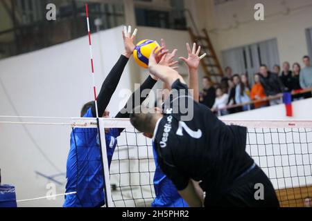 KHARKIV, UKRAINE - 10. NOVEMBER 2021 - das CEV Volleyball Challenge Cup 2022 Männer Spiel zwischen VSC Law Academy Kharkiv (blaues Kit) und VCA Amstetten Ni Stockfoto