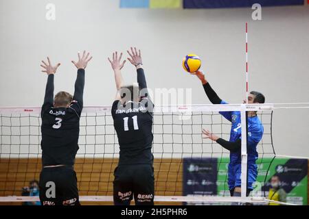 KHARKIV, UKRAINE - 10. NOVEMBER 2021 - das CEV Volleyball Challenge Cup 2022 Männer Spiel zwischen VSC Law Academy Kharkiv (blaues Kit) und VCA Amstetten Ni Stockfoto