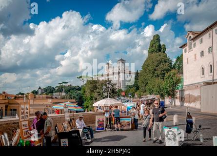 Rom, Italien - 12 2014. September: Piazza della Trinita dei Monti. Flohmarkt, Straßenkünstler und Touristen mit Vila Medici im Backgorund. Stockfoto