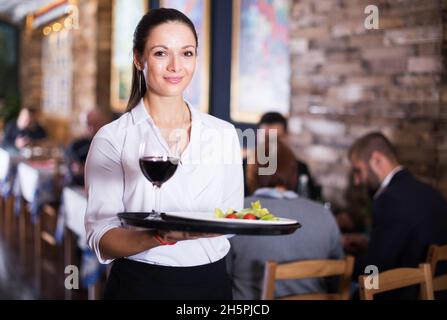 Kellnerin im restaurant Stockfoto