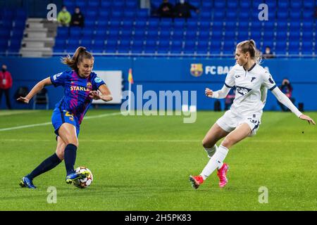 Lieke Martens vom FC Barcelona tritt mit Jule Brand aus Hoffenheim während der UEFA Women's Champions League, des Fußballspiels der Gruppe C zwischen dem FC Barcelona und der TSG 1899 Hoffenheim am 10. November 2021 im Johan Cruyff Stadium in Sant Joan Despi, Barcelona, Spanien, an - Foto: Javier Borrego/DPPI/LiveMedia Stockfoto