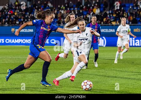 Lieke Martens vom FC Barcelona und Katharina Naschenweng von Hoffenheim während der UEFA Women's Champions League, des Fußballspiels der Gruppe C zwischen dem FC Barcelona und der TSG 1899 Hoffenheim am 10. November 2021 im Johan Cruyff Stadium in Sant Joan Despi, Barcelona, Spanien - Foto: Javier Borrego/DPPI/LiveMedia Stockfoto