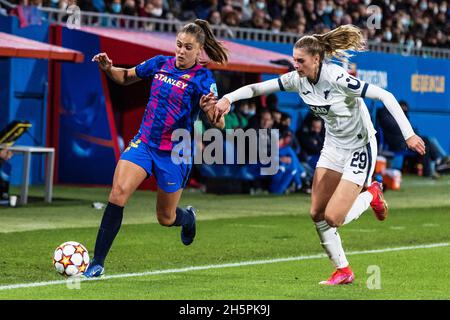 Lieke Martens vom FC Barcelona und Jule Brand aus Hoffenheim während des UEFA Women's Champions League, des Fußballspiels der Gruppe C zwischen dem FC Barcelona und der TSG 1899 Hoffenheim am 10. November 2021 im Johan Cruyff Stadium in Sant Joan Despi, Barcelona, Spanien - Foto: Javier Borrego/DPPI/LiveMedia Stockfoto