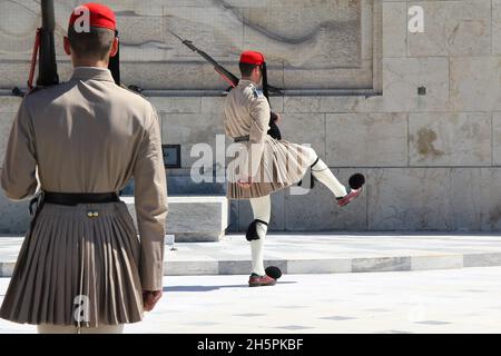 ATHEN, GRIECHENLAND - 21. SEPTEMBER 2012: Es gibt Soldaten während des Rituals, die Wache am Denkmal für den unbekannten Soldaten vor dem zu wechseln Stockfoto