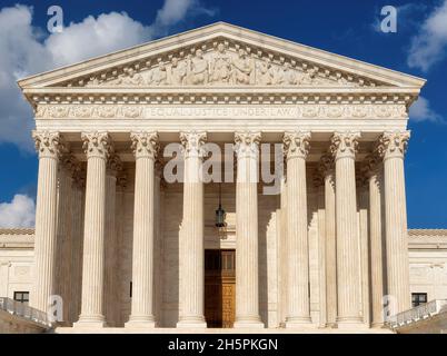 Das Gebäude des Obersten Gerichtshofs der Vereinigten Staaten am Sommertag in Washington DC, USA. Stockfoto