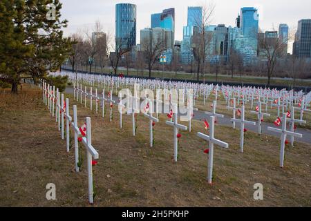 Kreuzfeld. Gedenkstätte zum Gedenktag für gefallene Soldaten im Sunnyside Bank Park, Calgary Stockfoto