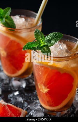 Grapefruit-Cocktail mit Minze und Eis. Kalter Sommer Zitrus frisches Getränk Stockfoto