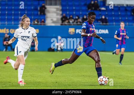 Asisat Oshoala vom FC Barcelona und Katharina Naschenweng von Hoffenheim während der UEFA Women's Champions League, des Fußballspiels der Gruppe C zwischen dem FC Barcelona und der TSG 1899 Hoffenheim am 10. November 2021 im Johan Cruyff Stadium in Sant Joan Despi, Barcelona, Spanien - Foto: Javier Borrego/DPPI/LiveMedia Stockfoto